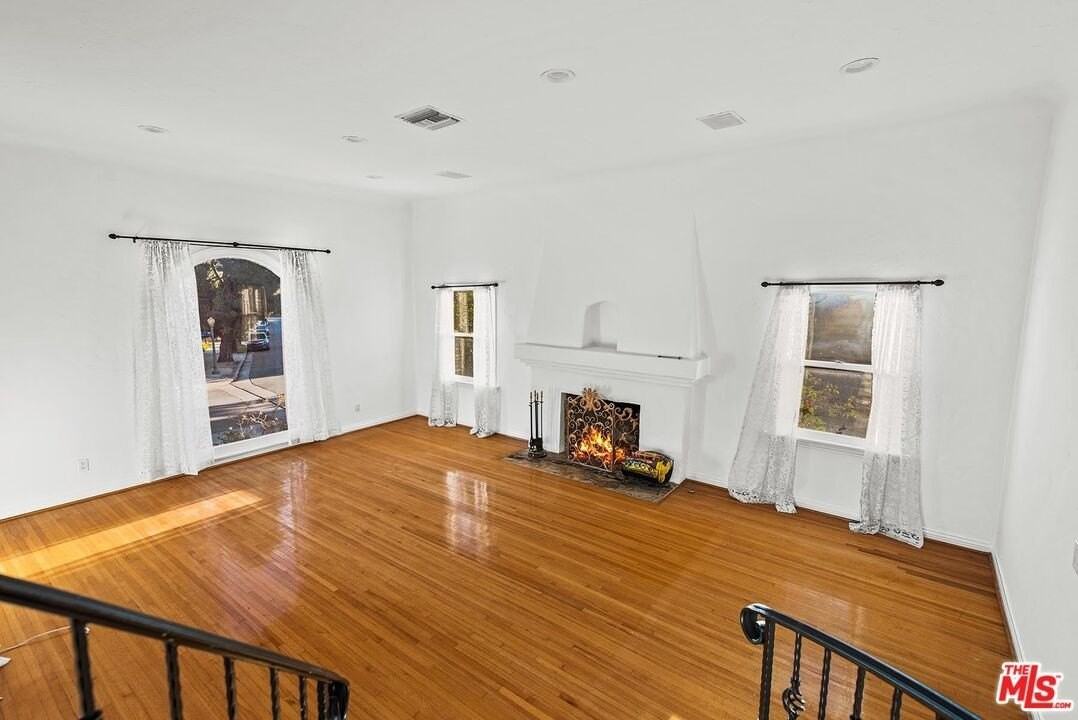 10497 Kinnard Avenue - Photo 2 of 19