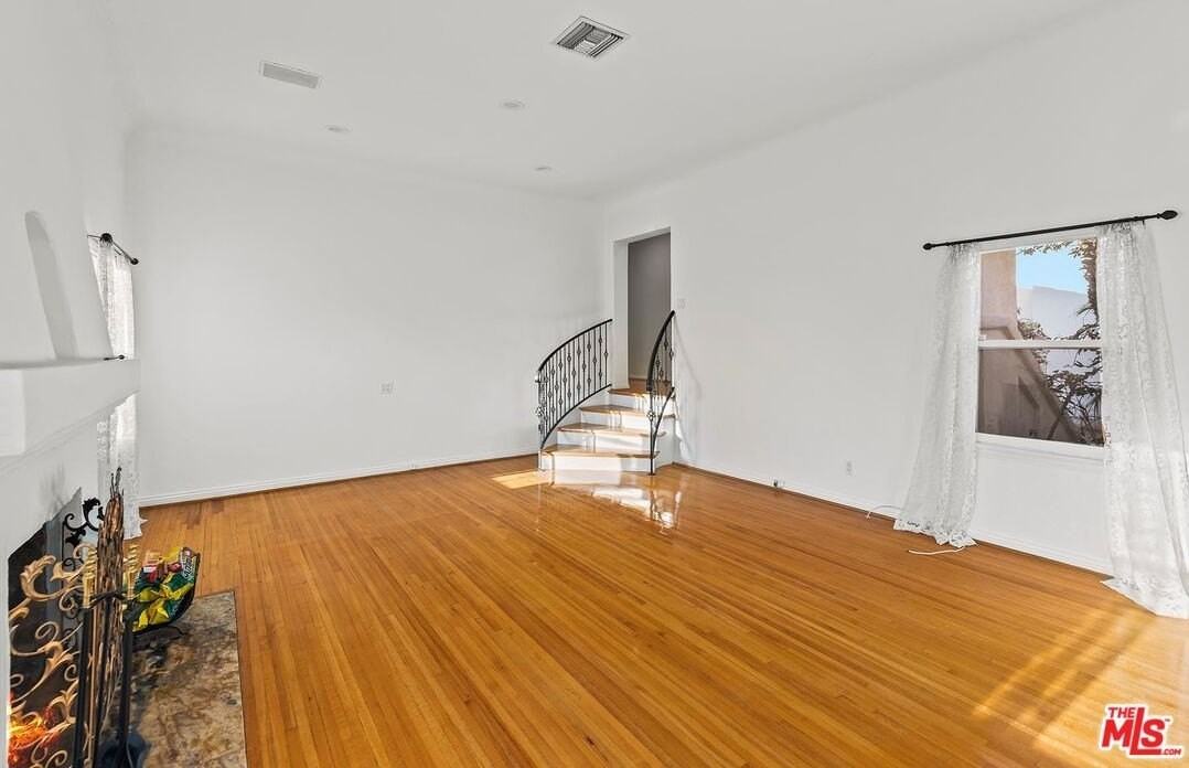 10497 Kinnard Avenue - Photo 4 of 19