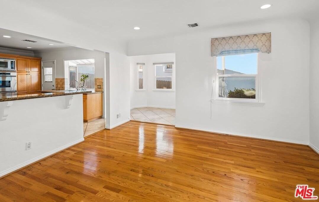 10497 Kinnard Avenue - Photo 6 of 19