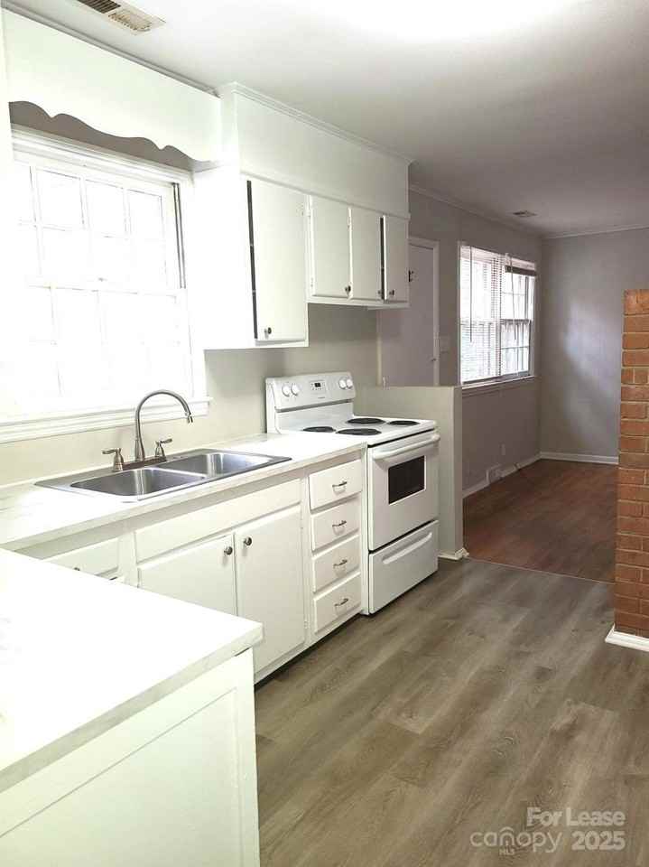 5100 Baker Dr - Photo 3 of 11