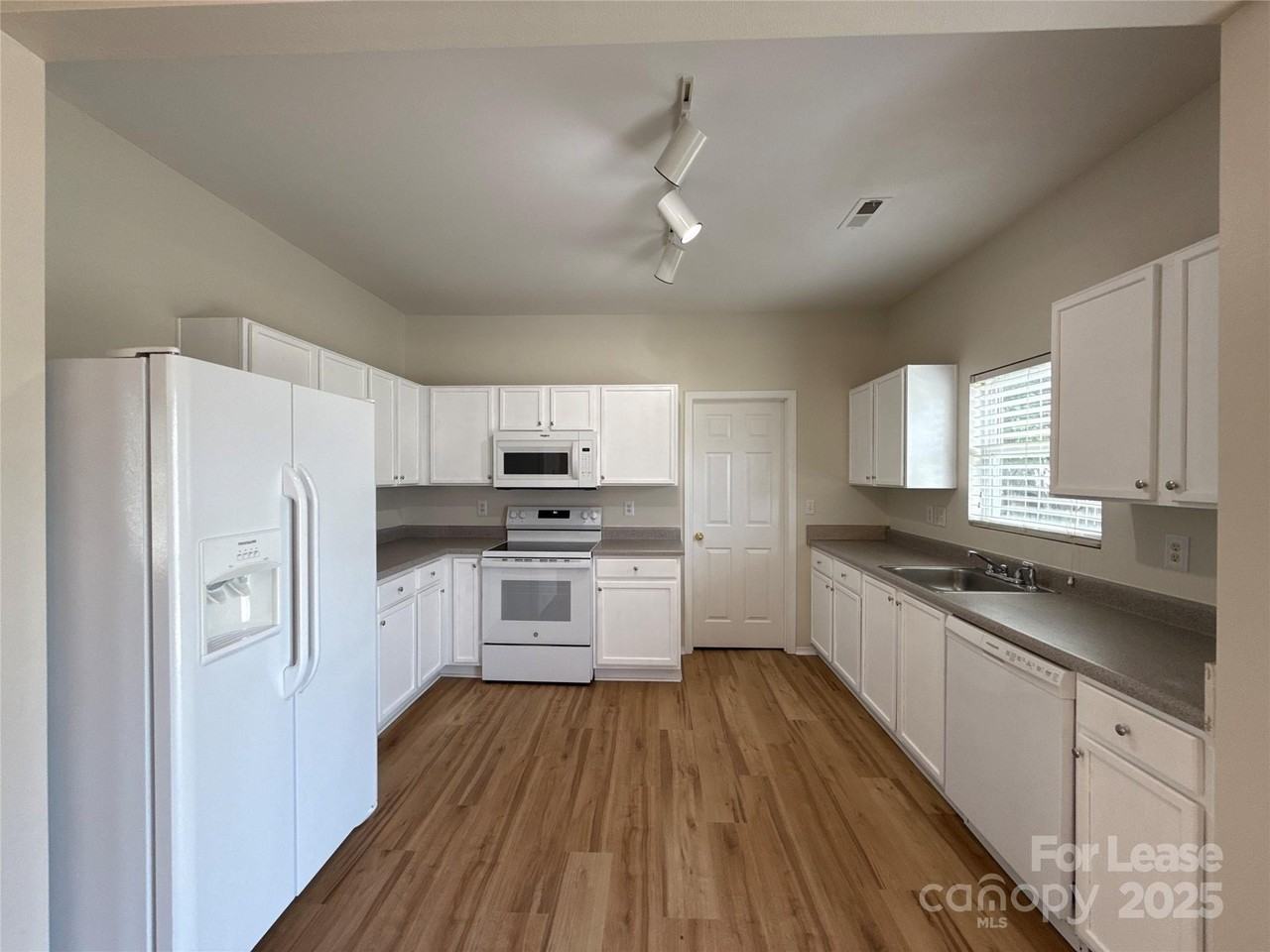 9402 Darwick Street - Photo 6 of 16