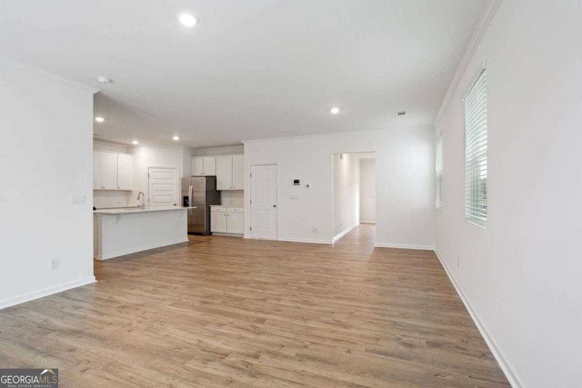 6072 Knickerbocker St - Photo 3 of 48