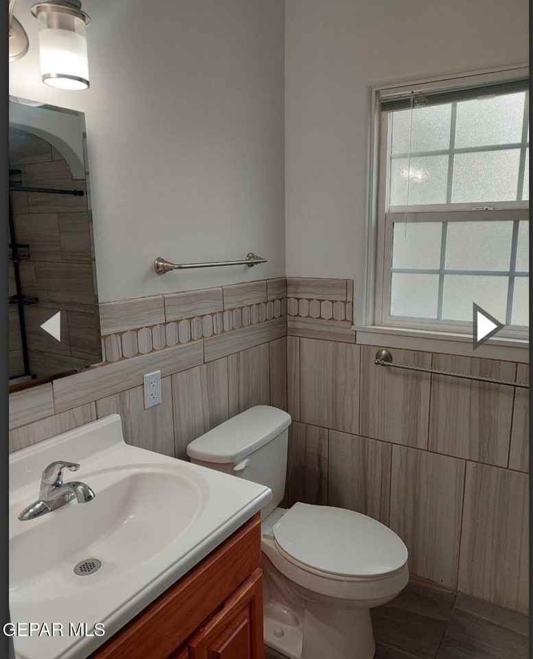 301 Rose Ln - Photo 4 of 21