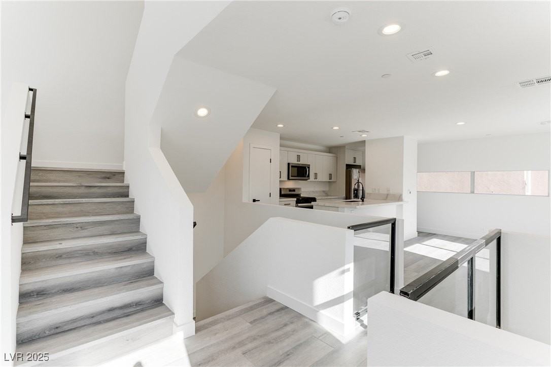 254 Tower St - Photo 2 of 36