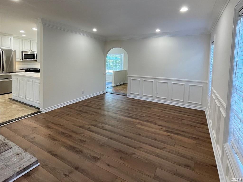 20329 Haynes St - Photo 6 of 8