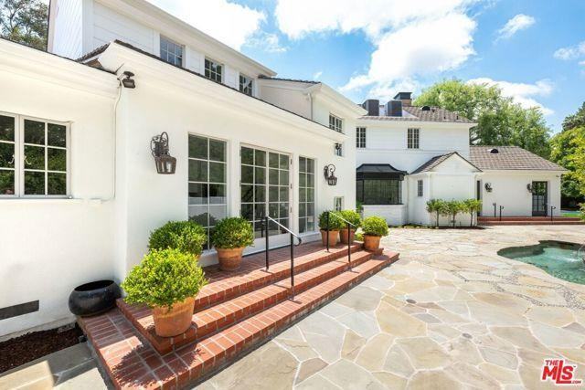 1115 N Beverly Dr - Photo 3 of 8