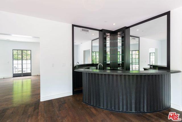 1115 N Beverly Dr - Photo 6 of 8