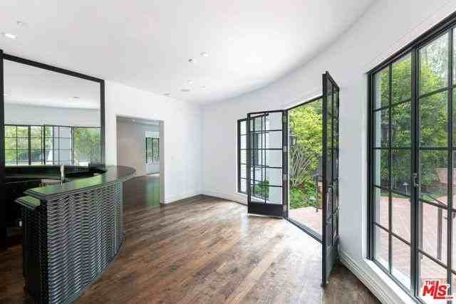 1115 N Beverly Dr - Photo 7 of 8