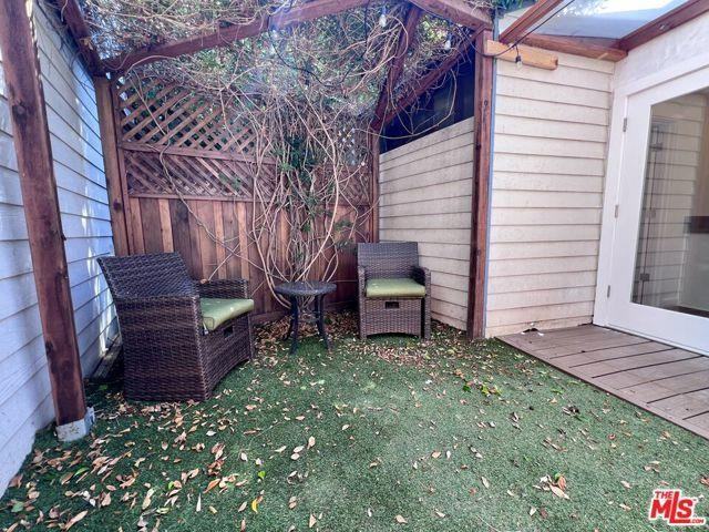 832 Indiana Ave - Photo 2 of 8