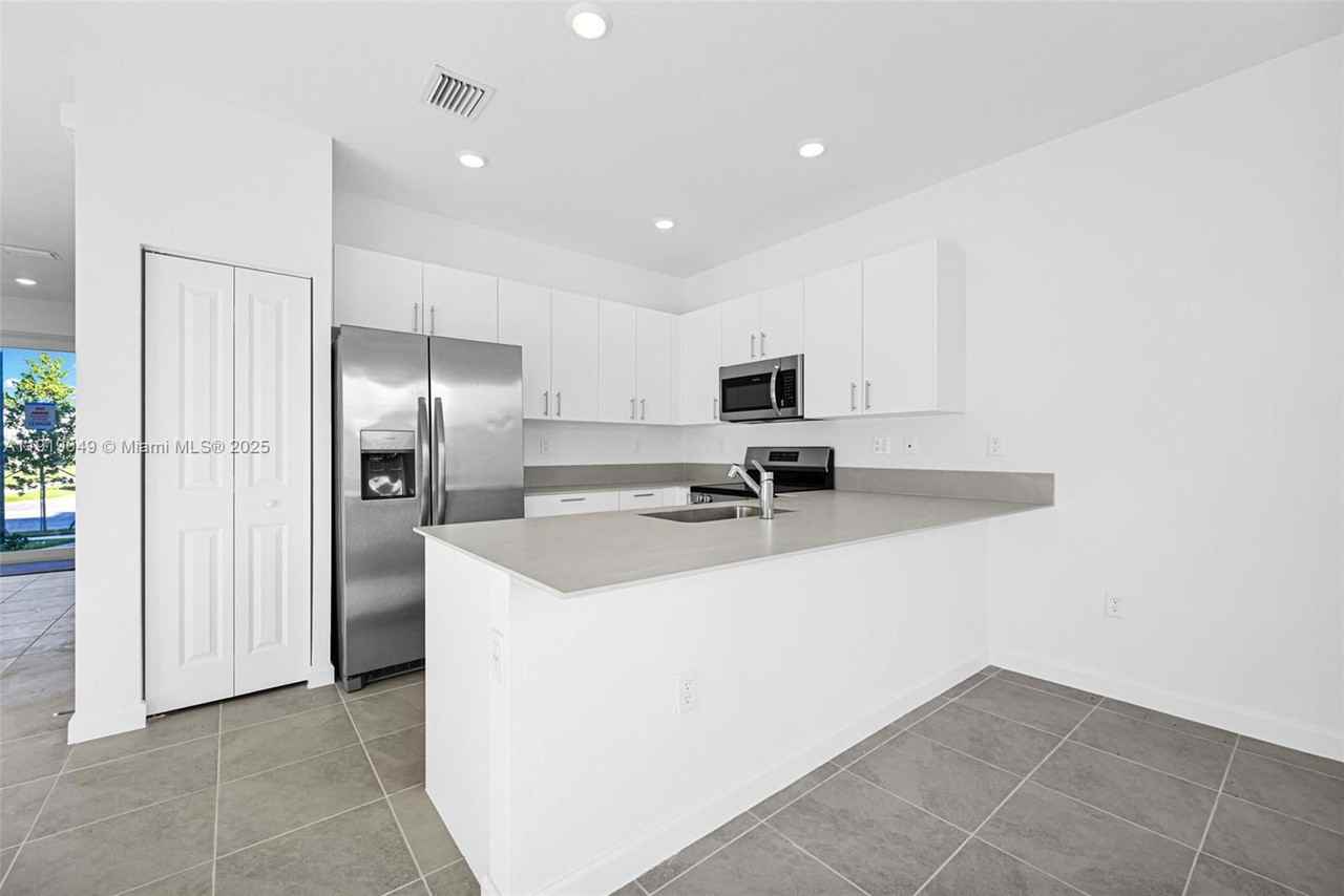 1400 Se 6th Rd - Photo 4 of 8