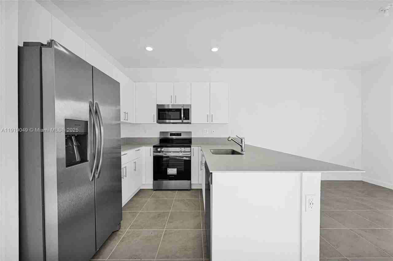 1400 Se 6th Rd - Photo 5 of 8