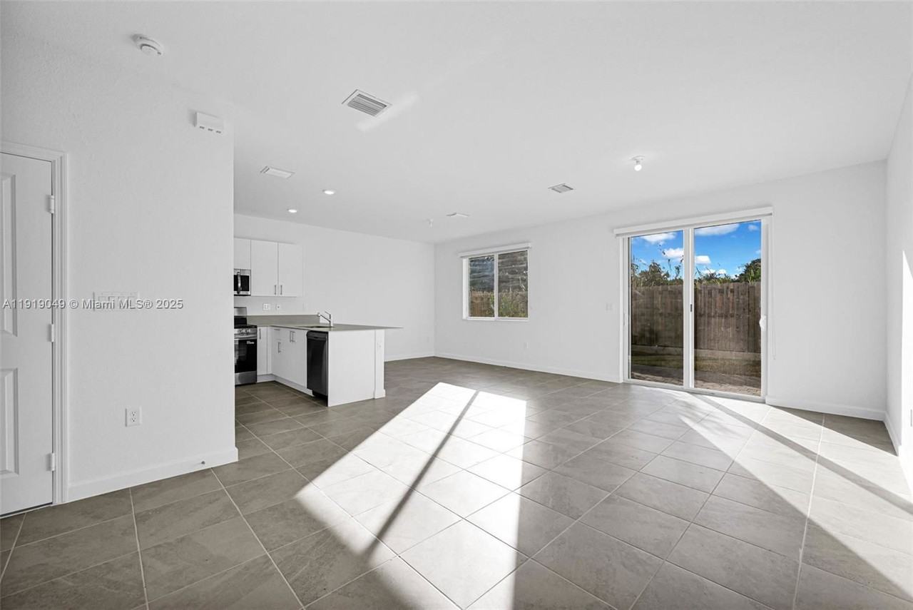 1400 Se 6th Rd - Photo 6 of 8