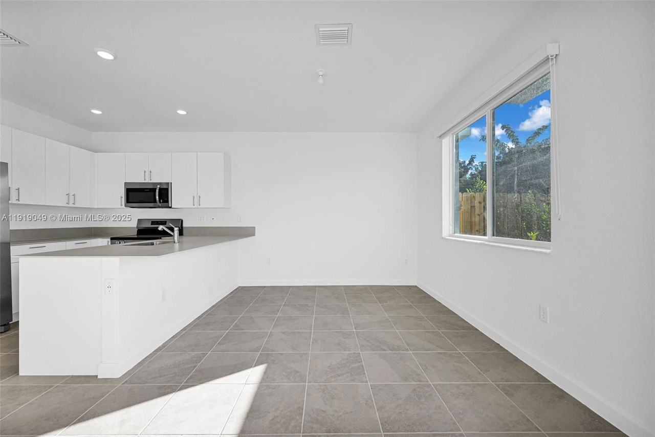 1400 Se 6th Rd - Photo 7 of 8