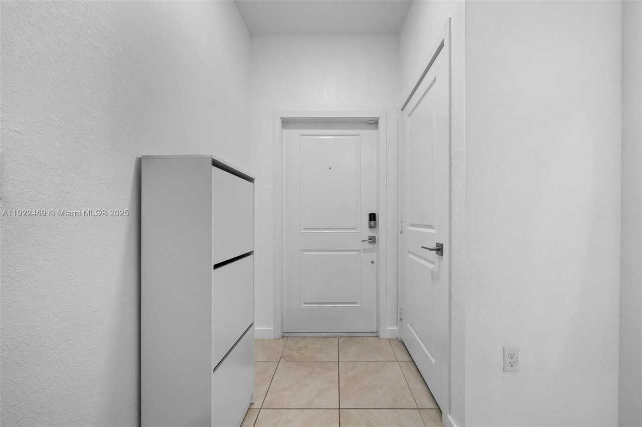 757 Sw 11th St - Photo 2 of 8