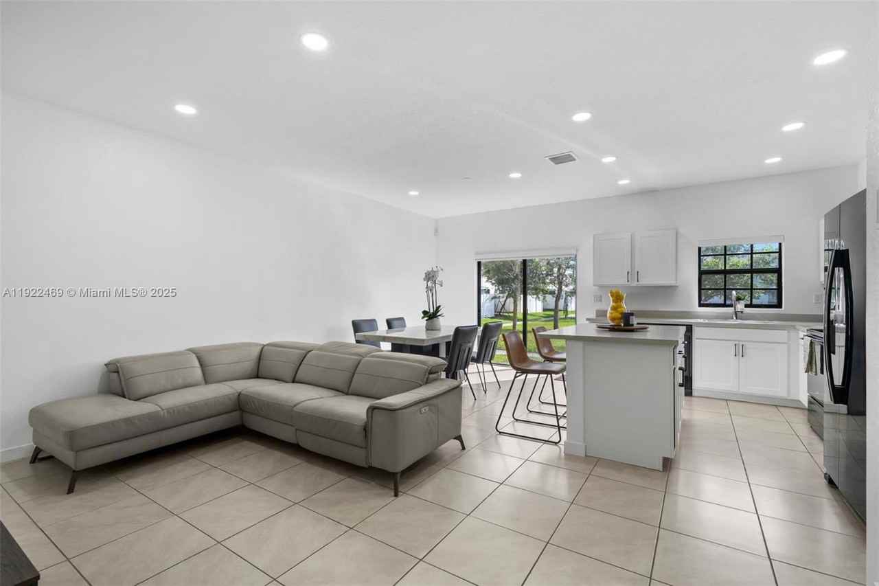 757 Sw 11th St - Photo 3 of 8