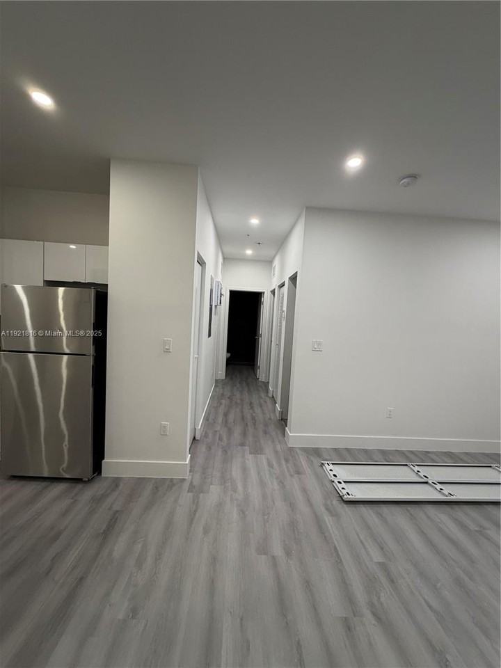 859 E 24th St #402 - Photo 3 of 8