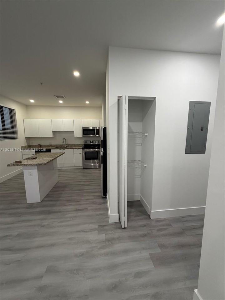 859 E 24th St #402 - Photo 4 of 8