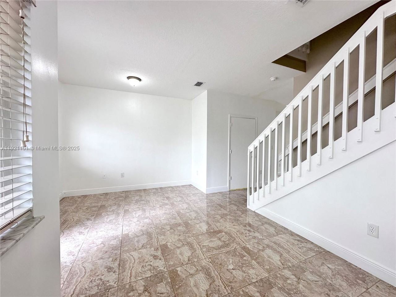 2905 Se 15th Ter - Photo 2 of 8