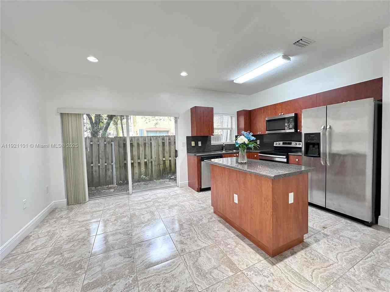 2905 Se 15th Ter - Photo 4 of 8