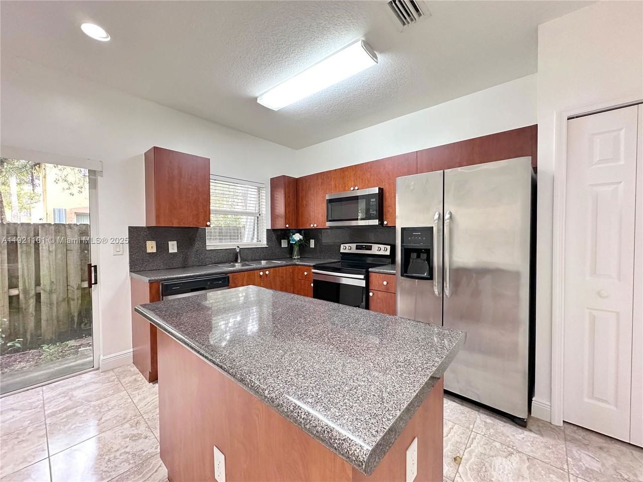 2905 Se 15th Ter - Photo 6 of 8