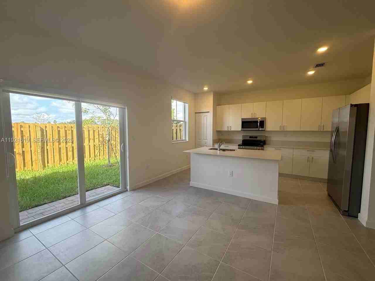 2746 Se 24th Ter - Photo 7 of 23