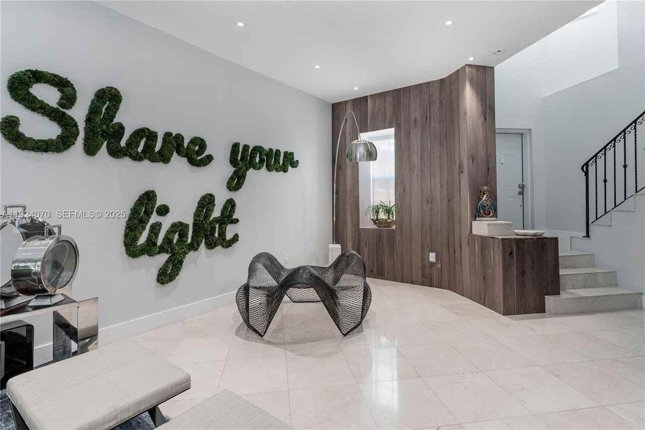 18460 Ne 30th Ave #18460 - Photo 4 of 44