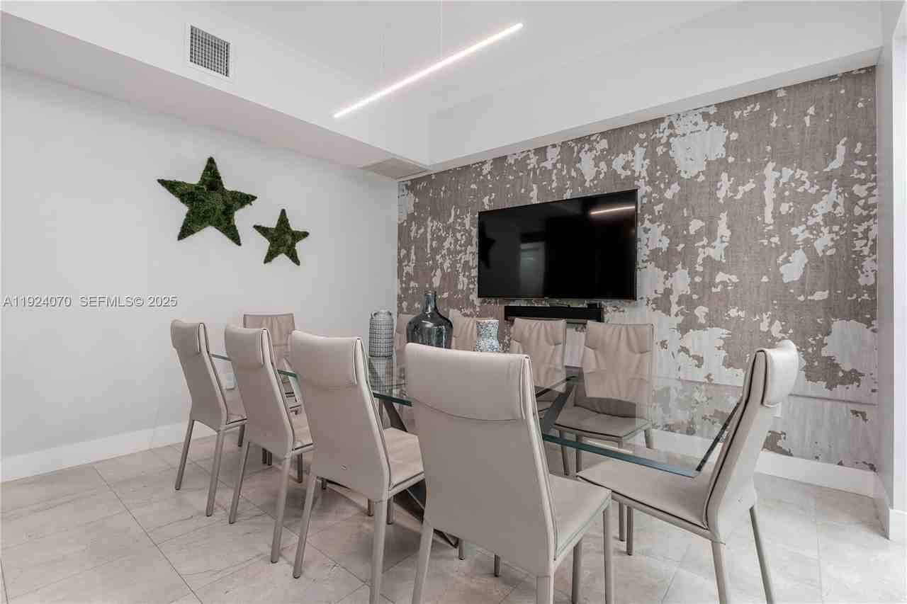 18460 Ne 30th Ave #18460 - Photo 5 of 44