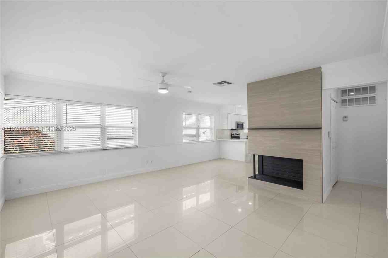 1627 Moffett St - Photo 6 of 34