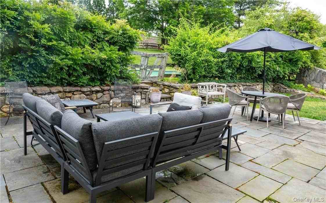 15 Kirby Hill Rd - Photo 4 of 36