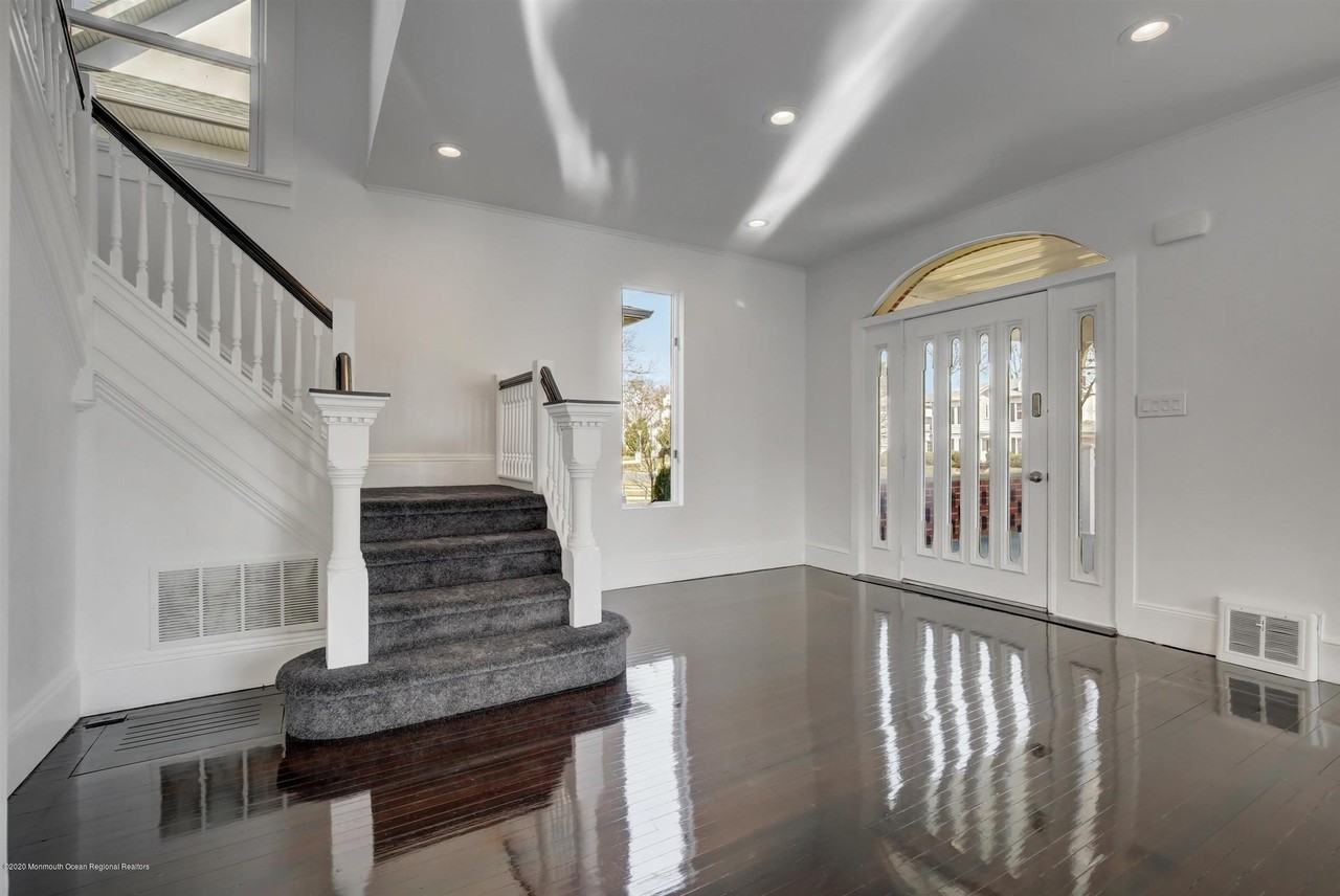 60 Monmouth Dr - Photo 5 of 33