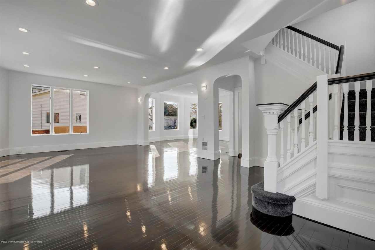 60 Monmouth Dr - Photo 7 of 33