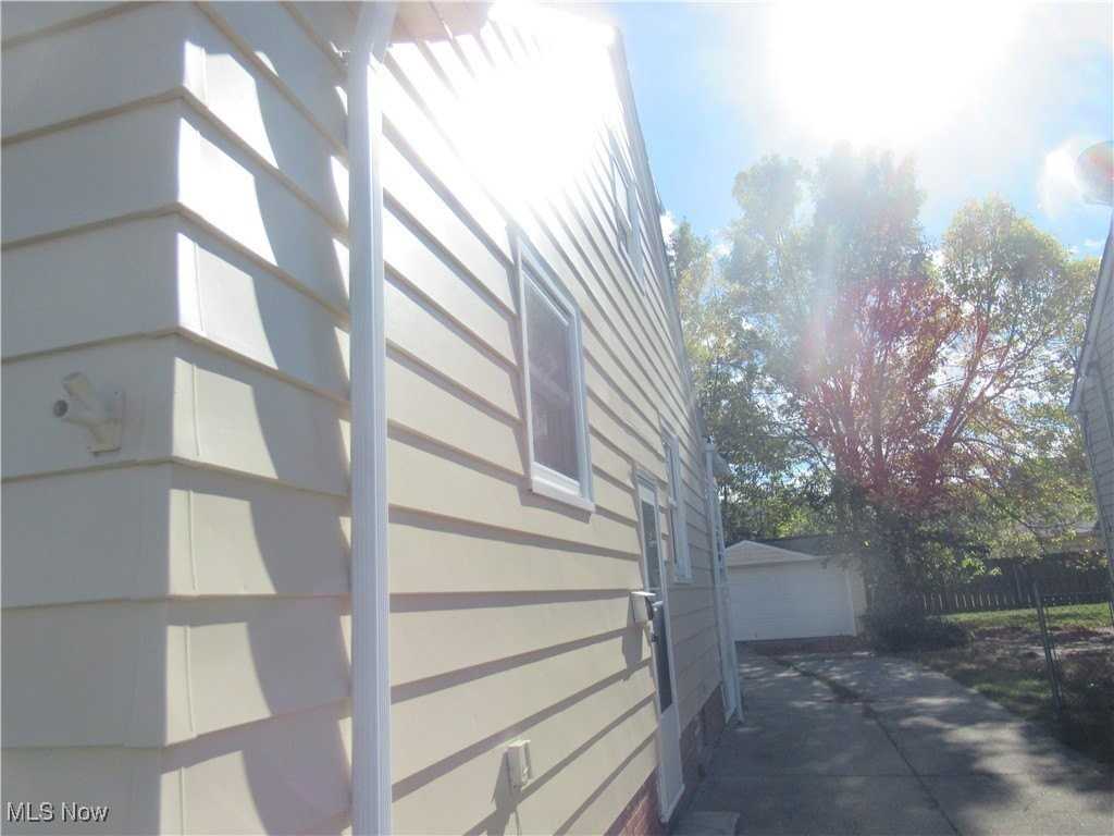 8005 Bremen Ave - Photo 2 of 27