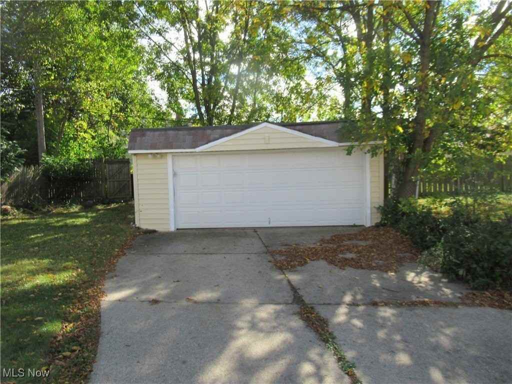 8005 Bremen Ave - Photo 3 of 27