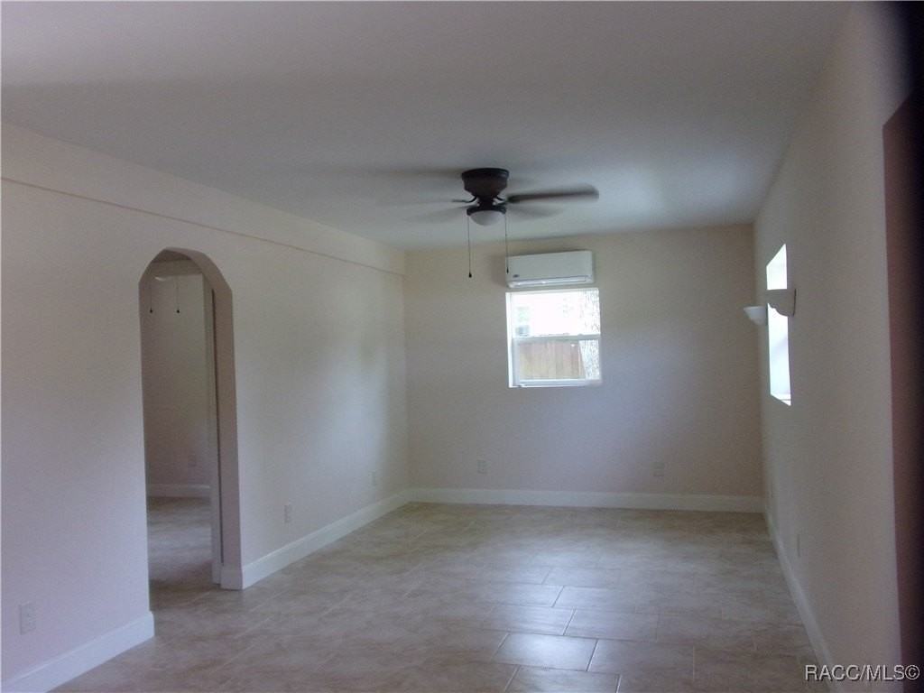 215 N Wheeler Ave - Photo 4 of 21