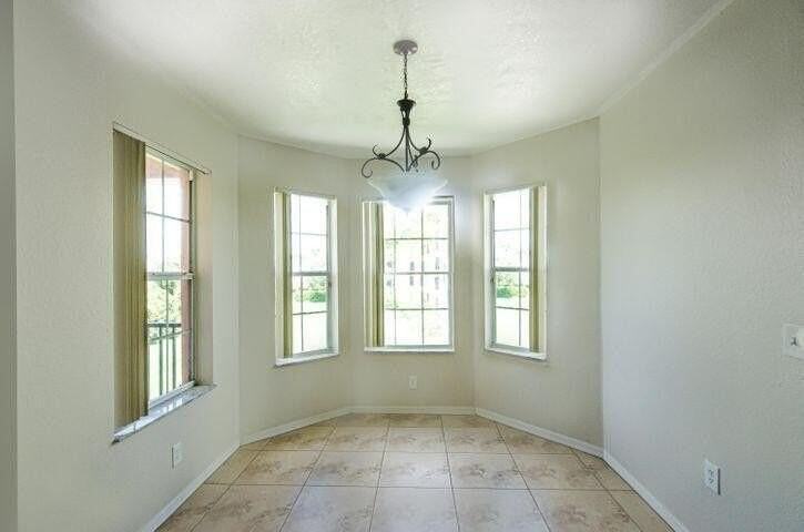 118 Southwest Peacock Boulevard #10-202 - Photo 5 of 11