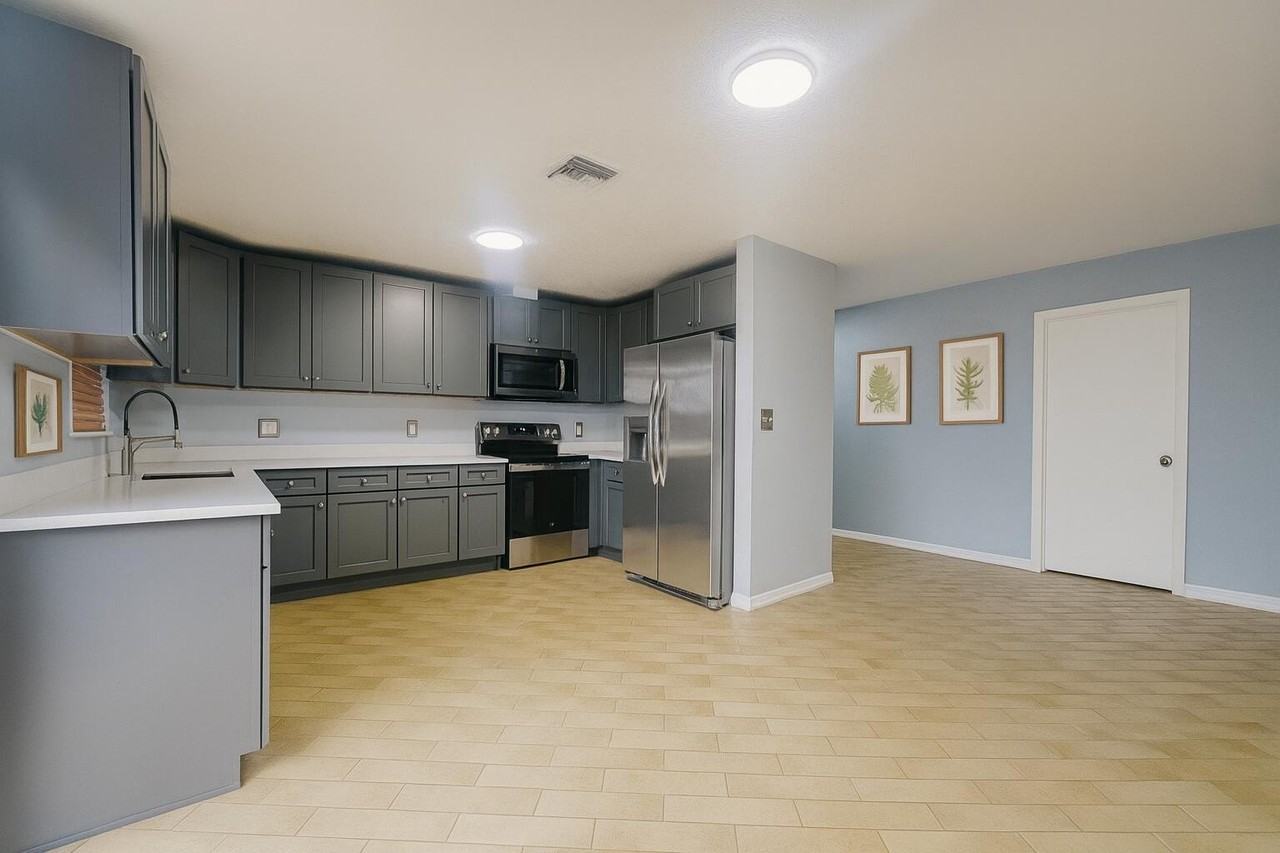 6242 Northwest 1st Street - Photo 3 of 25