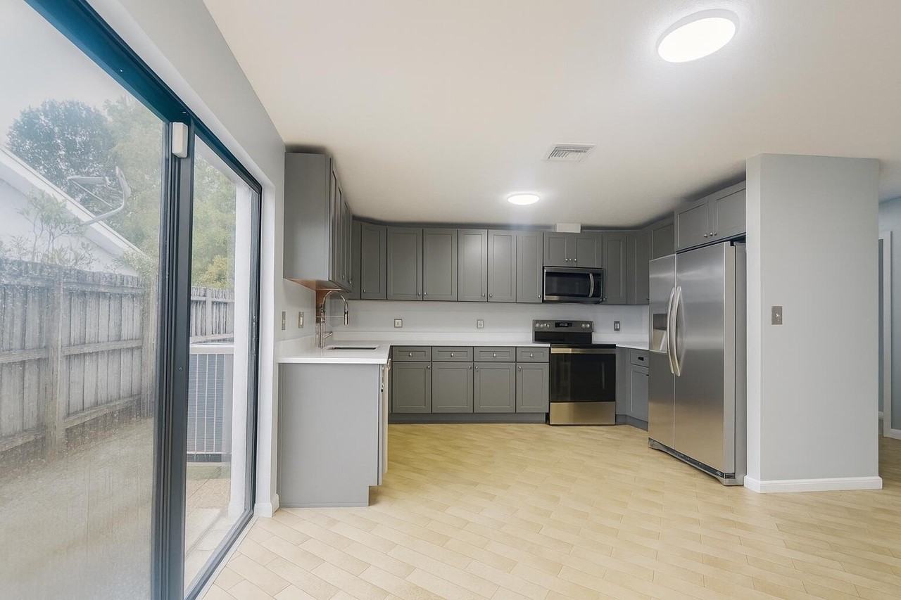 6242 Northwest 1st Street - Photo 4 of 25