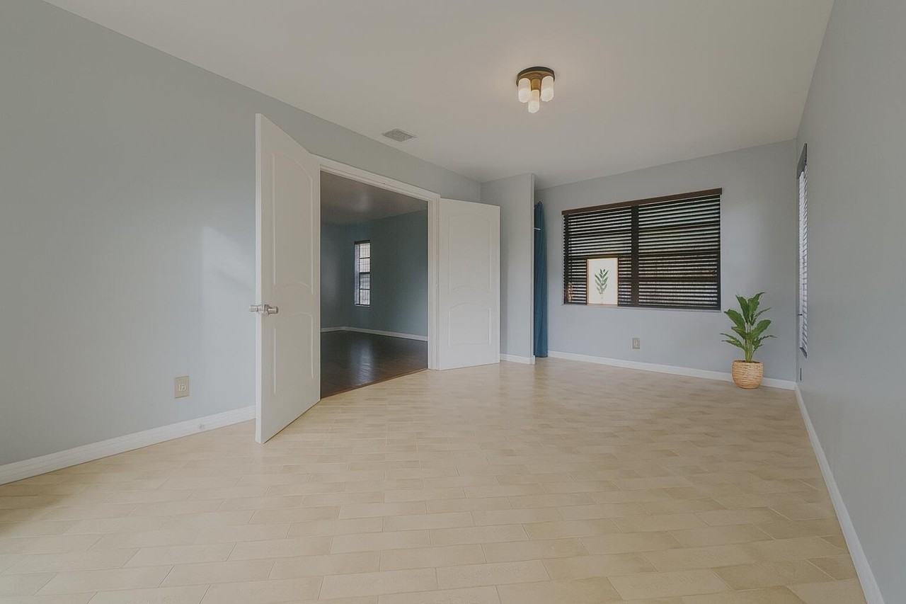 6242 Northwest 1st Street - Photo 6 of 25