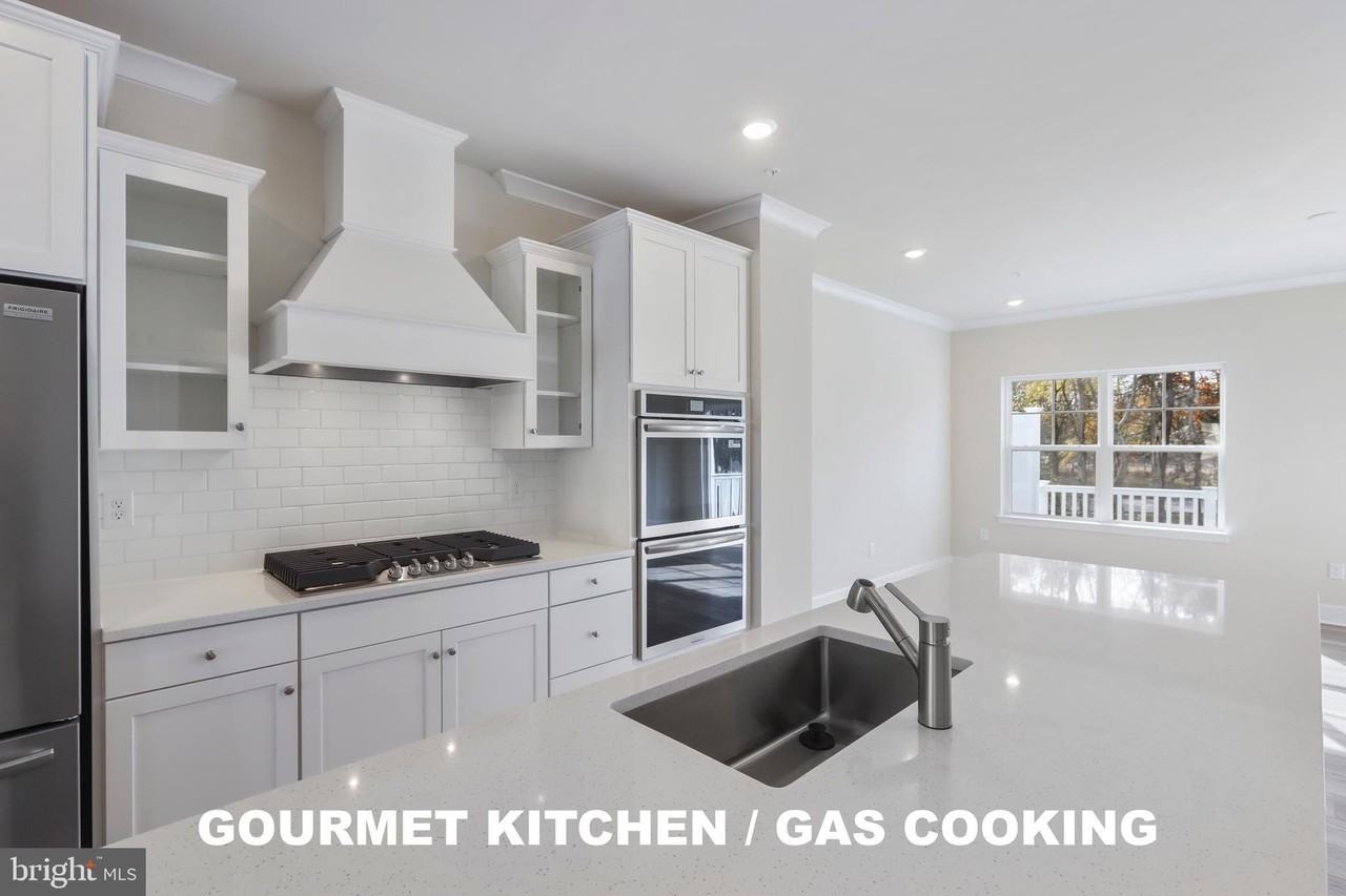 6822 Winterhill Ln - Photo 3 of 50