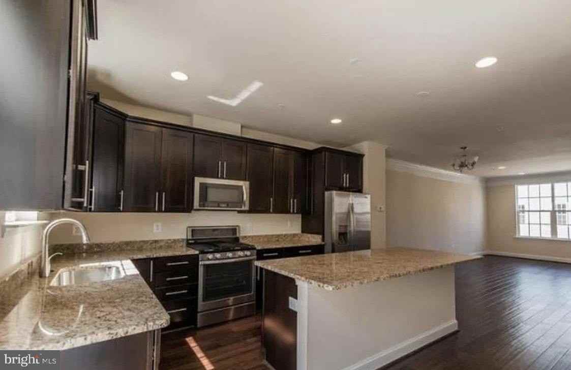 44 Linden Pl - Photo 4 of 16