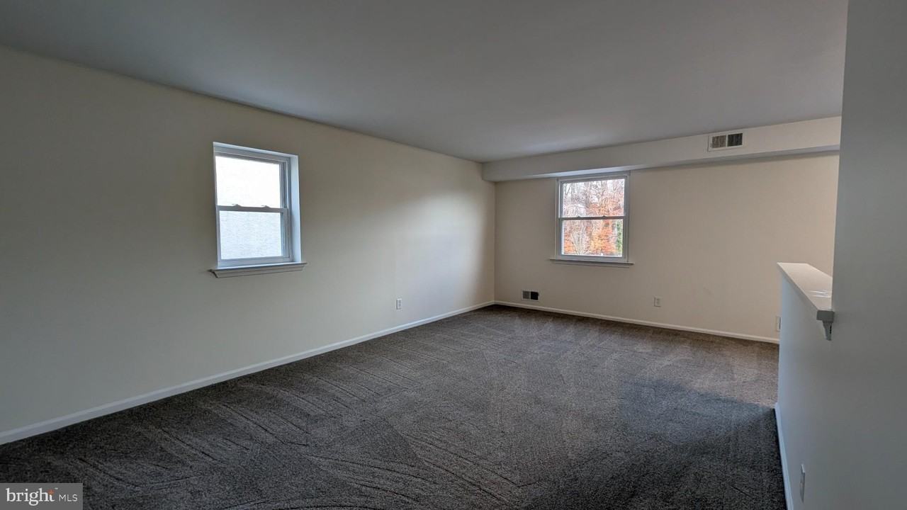 646 Country Ln - Photo 2 of 15