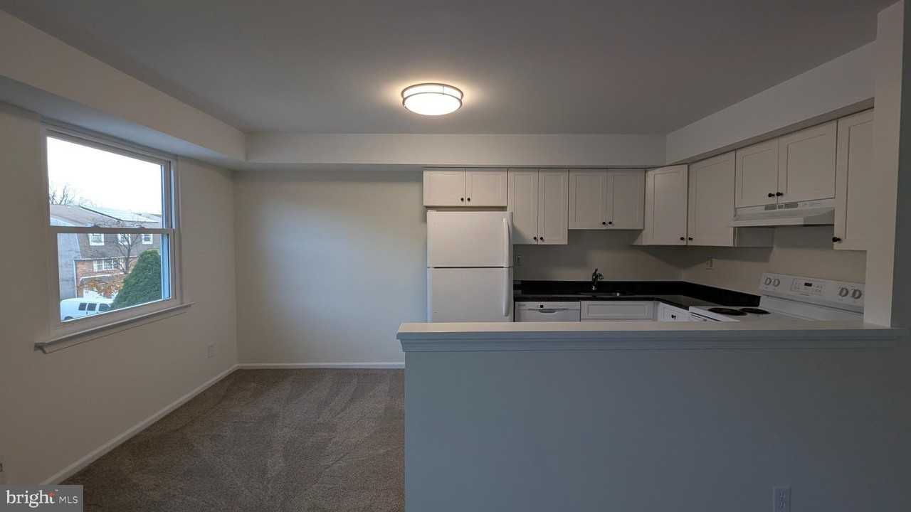 646 Country Ln - Photo 4 of 15