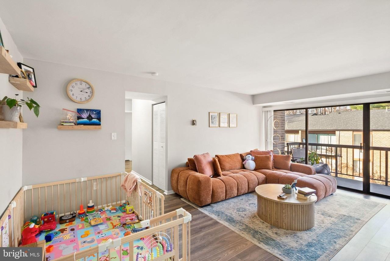 9728 Kingsbridge Dr Apt 302 #302 - Photo 3 of 39