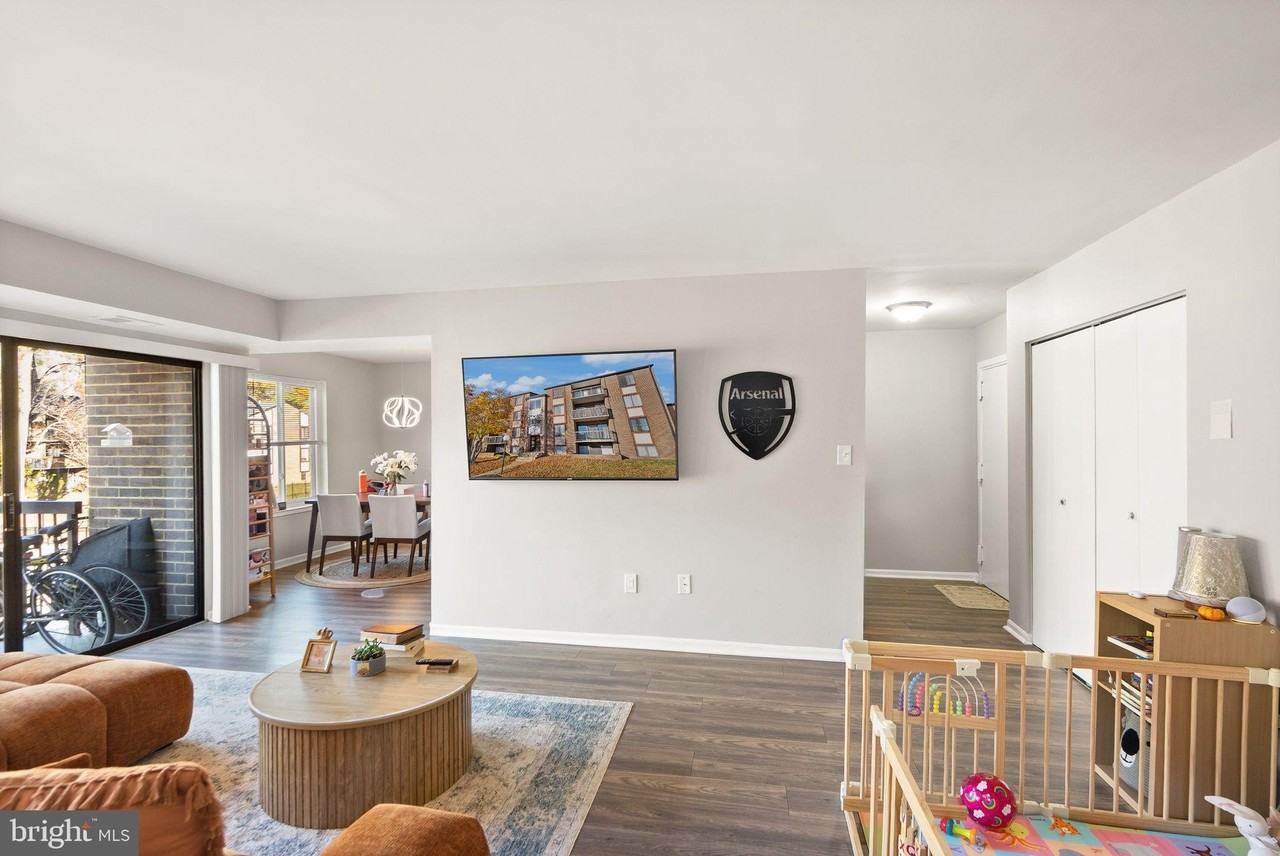 9728 Kingsbridge Dr Apt 302 #302 - Photo 5 of 39