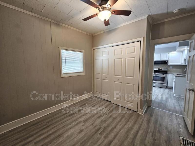 111 Laurel St - Photo 2 of 10