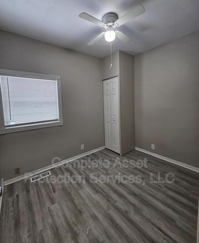 111 Laurel St - Photo 3 of 10