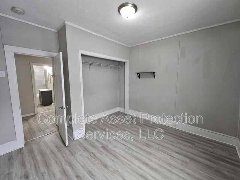 111 Laurel St - Photo 4 of 10