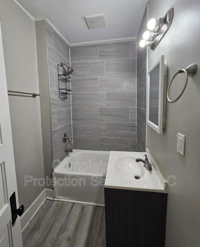 111 Laurel St - Photo 5 of 10