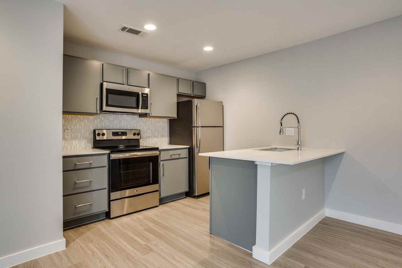 3328 Cedarplaza Ln - Photo 4 of 15