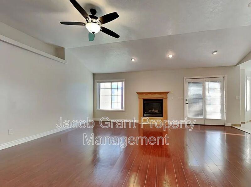 3030 Devonwood Dr - Photo 3 of 25